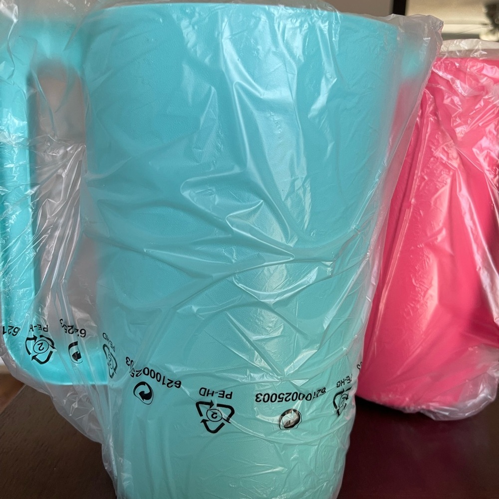 NWT Tupperware 1 Gallon Pitcher - Picture 8 of 11